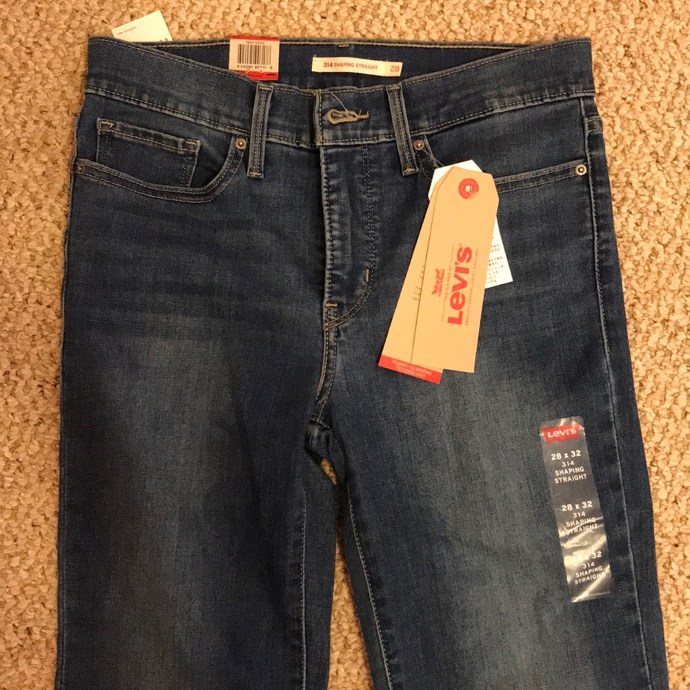 NWT Levi Jeans Straight Jeans. Size 28 New